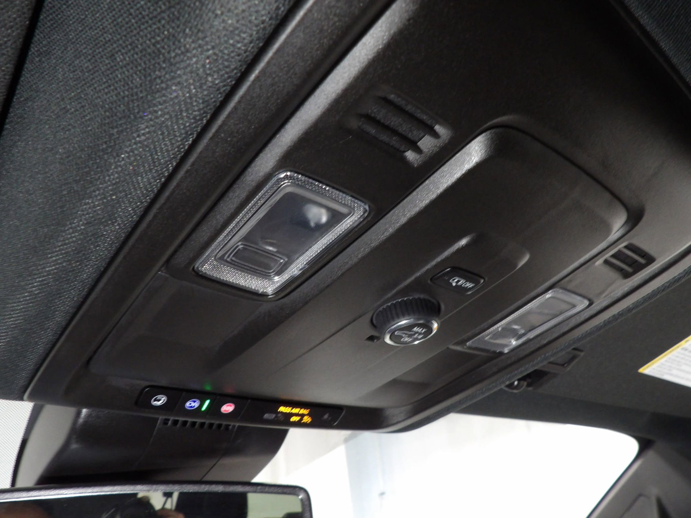 Used 2025 Chevrolet Suburban Z71 image 32