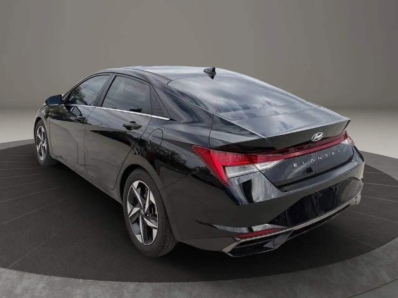 Used 2021 Hyundai Elantra SEL w/ Convenience + Premium Package FWD image 5