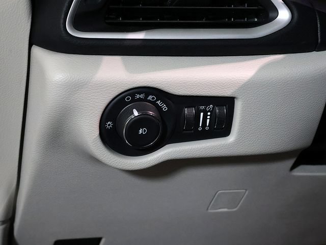 Used 2024 Chrysler Pacifica Touring-L FWD image 26