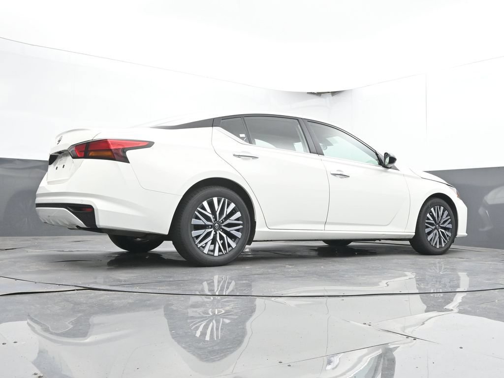 Used 2025 Nissan Altima 2.5 SV FWD image 44
