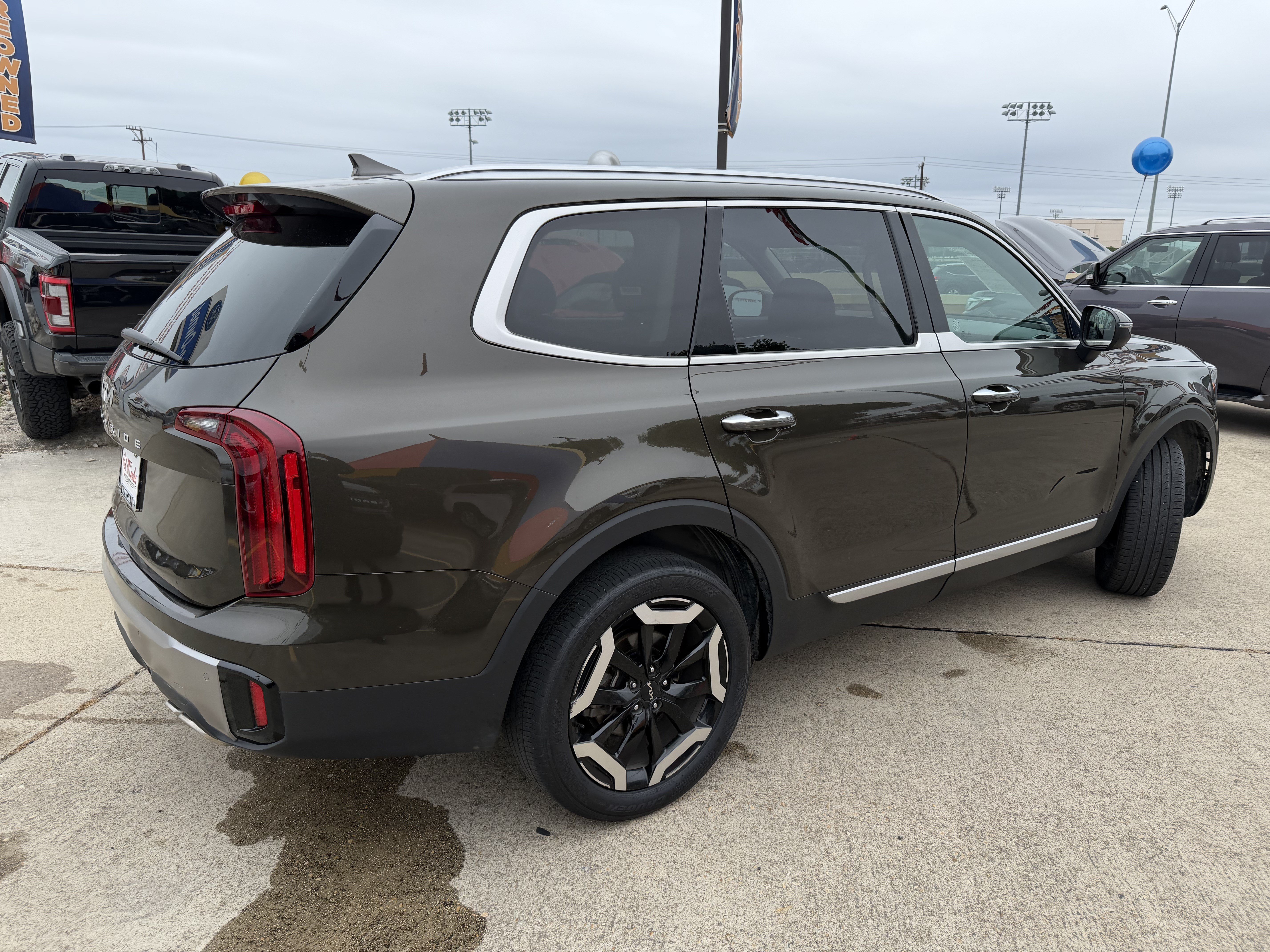 Used 2025 Kia Telluride S FWD image 5