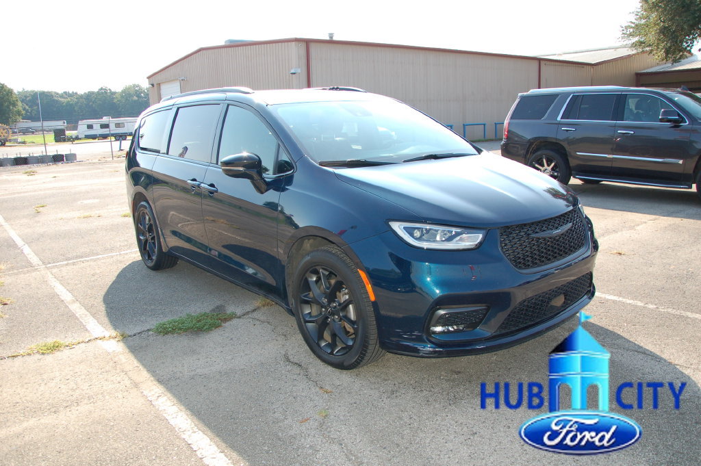 Used 2023 Chrysler Pacifica Limited w/ Uconnect Theater Family Group AWD/4WD image 7