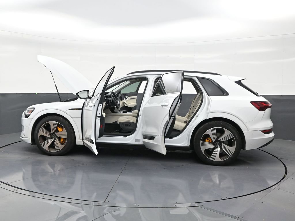 Used 2023 Audi e-tron Premium Plus w/ Premium Plus Package image 30