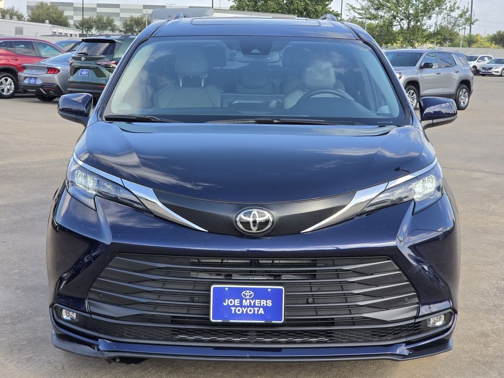 Used 2026 Toyota Sienna XLE FWD image 3