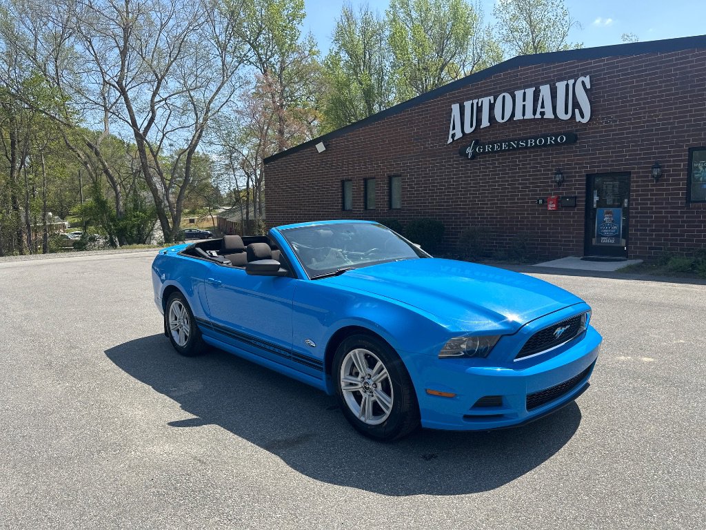 Used 2013 Ford Mustang Convertible image 1