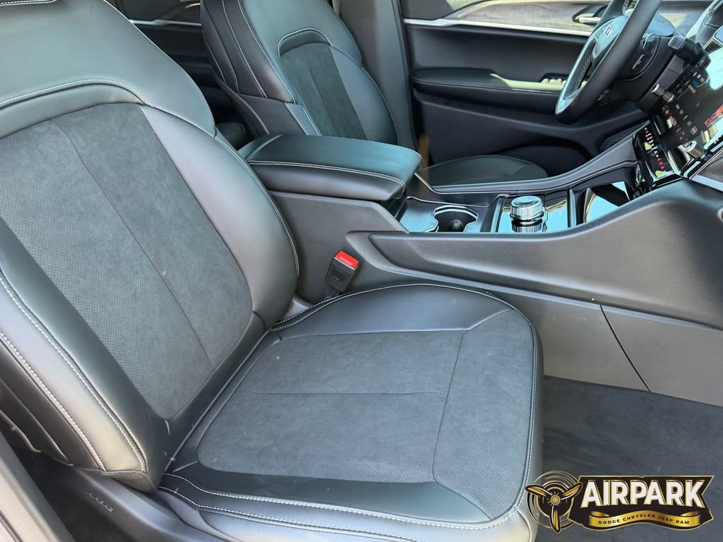 New 2026 Jeep Grand Cherokee Altitude RWD image 11