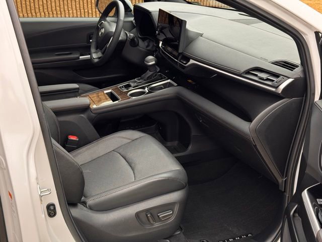 Used 2025 Toyota Sienna Limited image 34