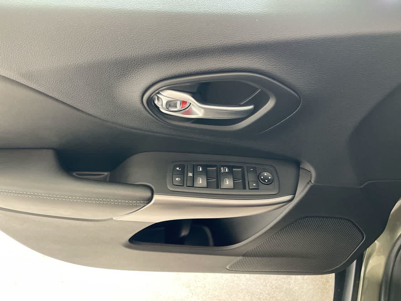 Used 2019 Jeep Cherokee Latitude w/ Cold Weather Group AWD/4WD image 13