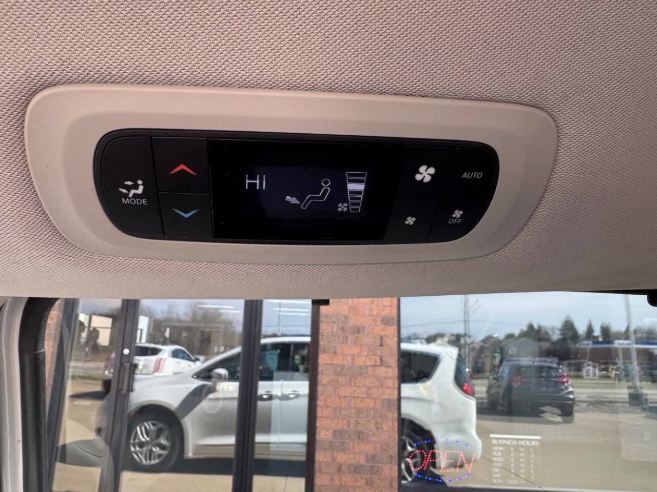 Used 2017 Chrysler Pacifica Touring-L Plus w/ Tire & Wheel Group image 19