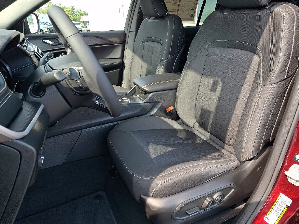 Certified 2025 Jeep Grand Cherokee Laredo w/ Luxury Tech Group I AWD/4WD image 17
