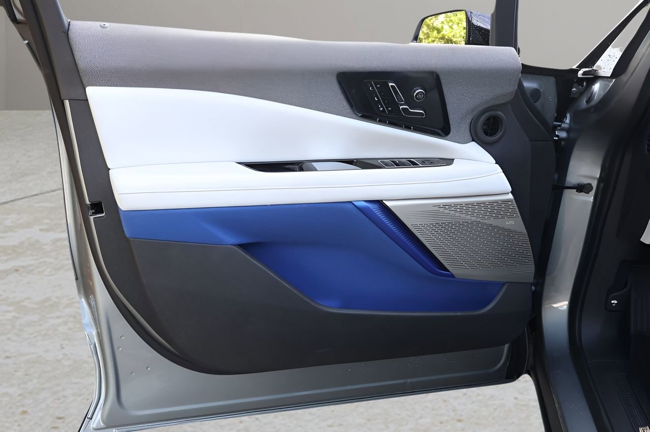 New 2026 Cadillac Optiq Luxury 2 RWD image 9