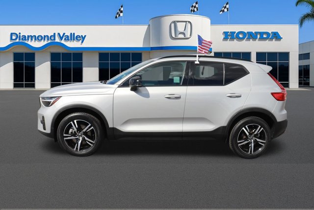 Used 2024 Volvo XC40 B5 Core image 7