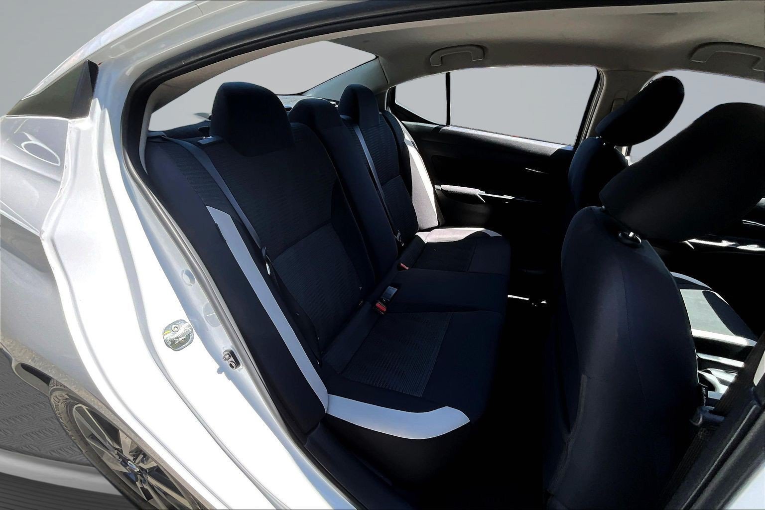 Used 2022 Nissan Versa SV FWD image 23