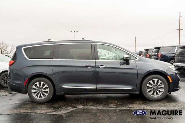 Used 2021 Chrysler Pacifica Limited w/ Uconnect Theater Family Group image 6