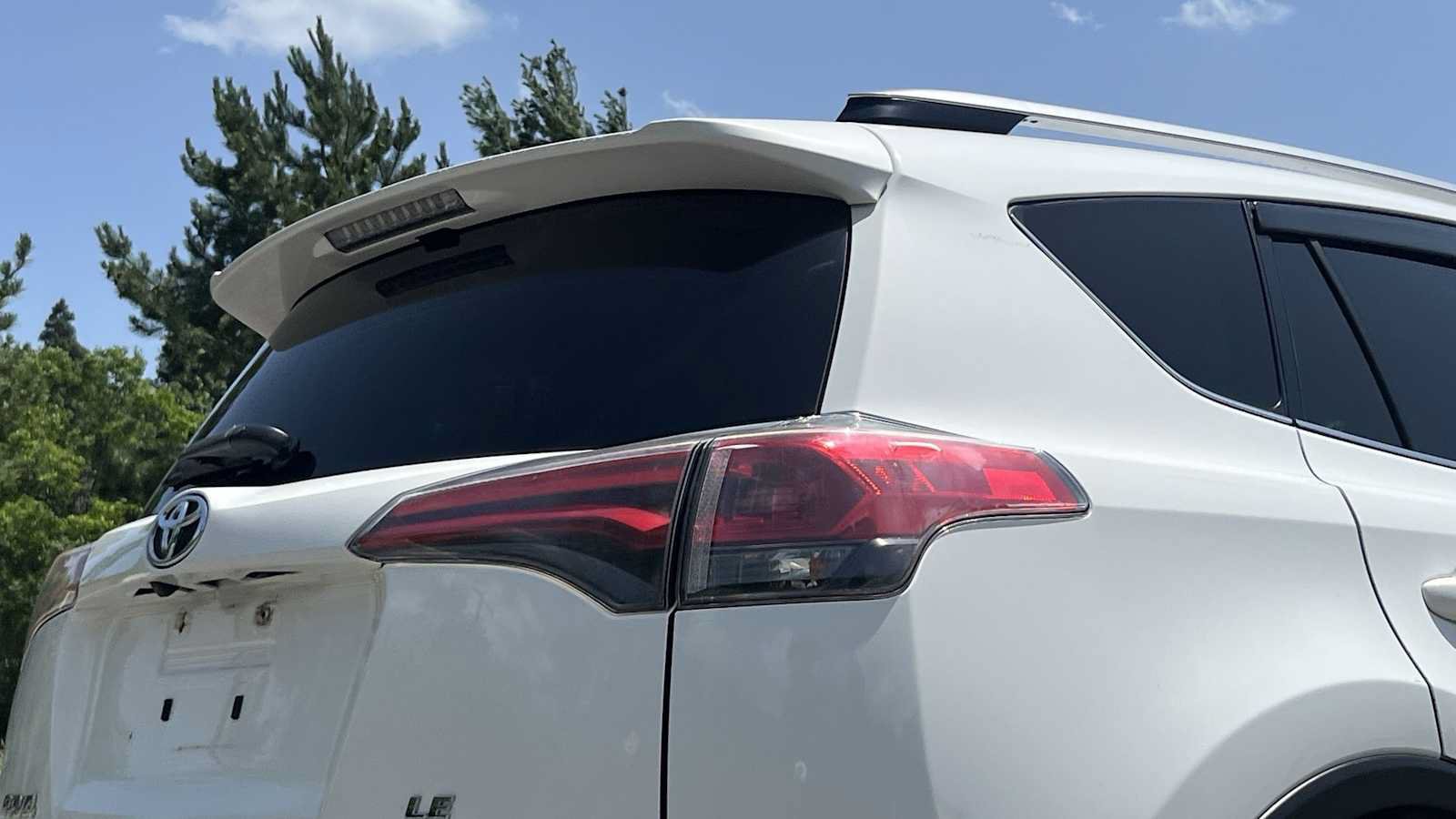 Used 2017 Toyota RAV4 LE AWD/4WD image 20