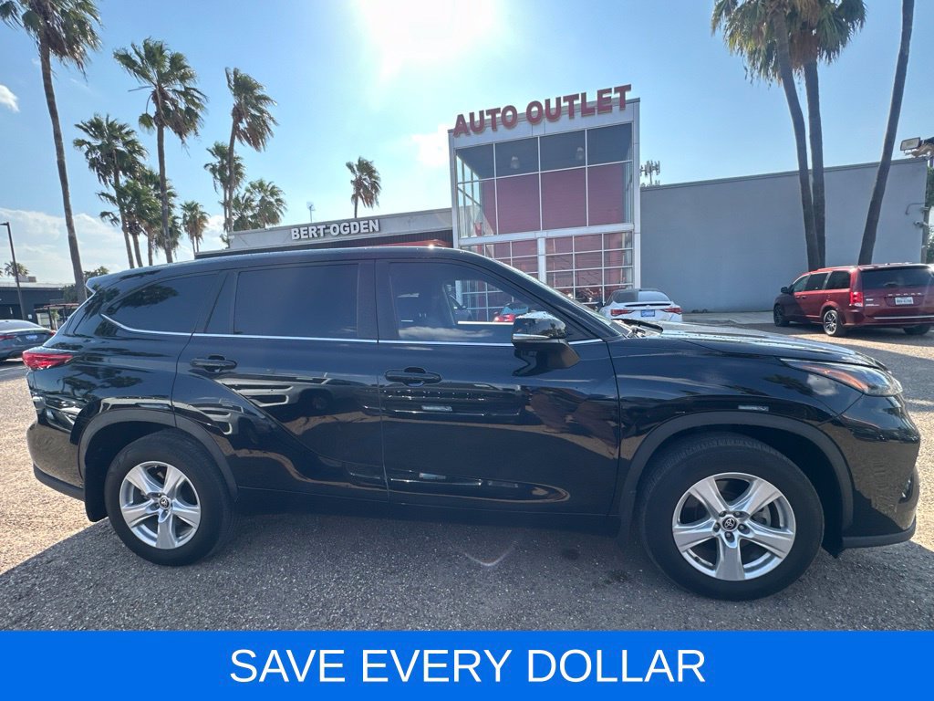 Used 2023 Toyota Highlander L FWD image 4