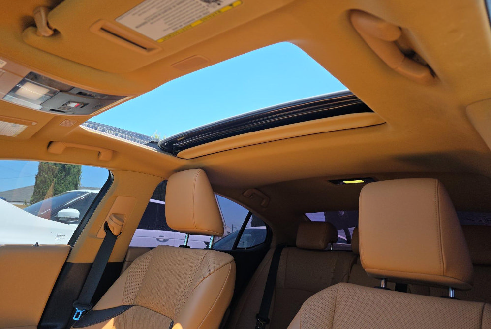 Used 2024 Lexus ES 300h w/ Premium Package FWD image 5