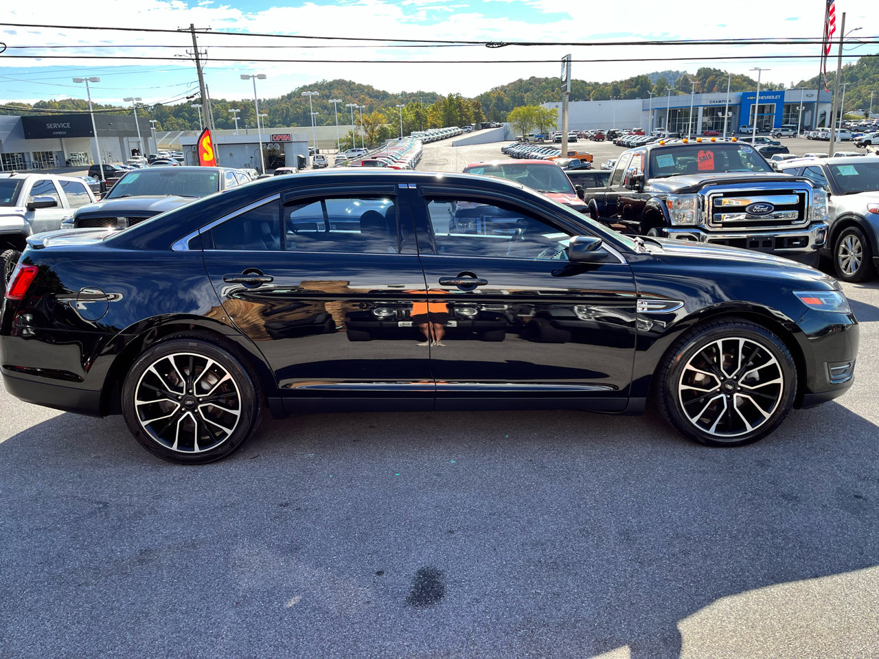 Used 2018 Ford Taurus SEL w/ Equipment Group 201A image 4