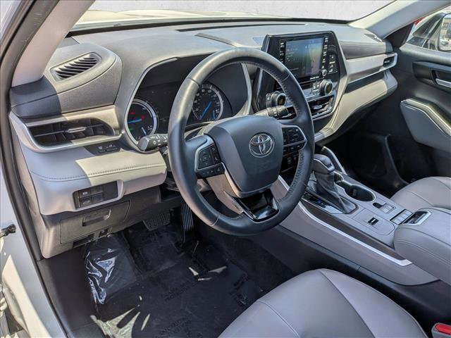Used 2020 Toyota Highlander XLE AWD/4WD image 9