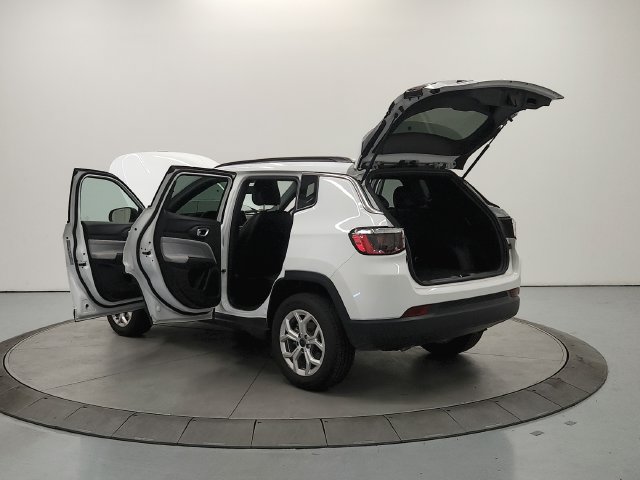Used 2025 Jeep Compass Latitude AWD/4WD image 36