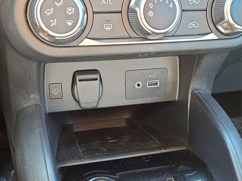 Used 2025 Nissan Versa SV image 28