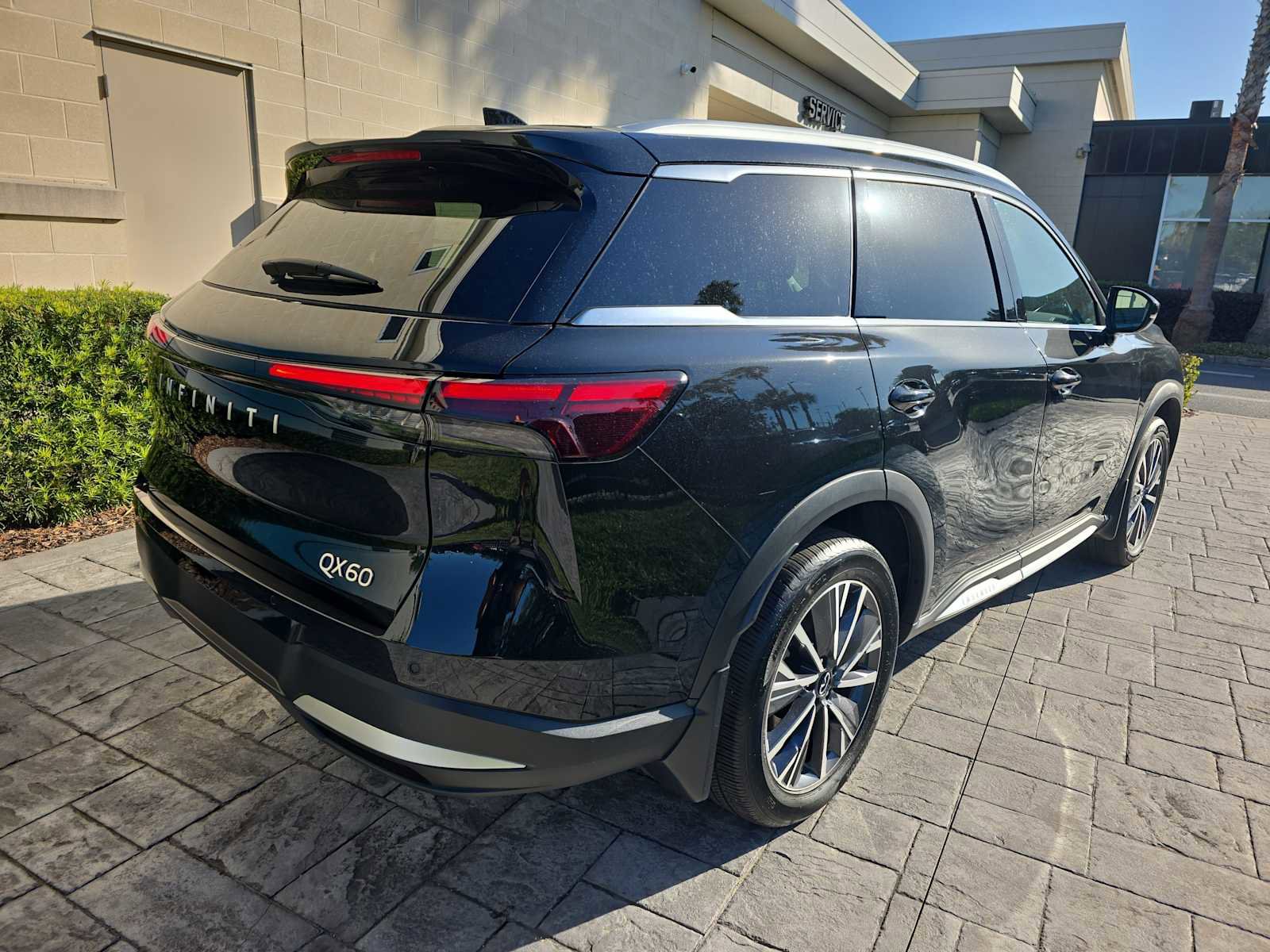 Certified 2026 INFINITI QX60 Luxe w/ Cargo Package FWD image 2