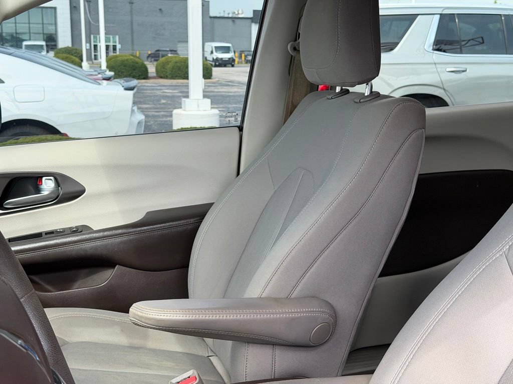 Used 2017 Chrysler Pacifica Touring FWD image 14
