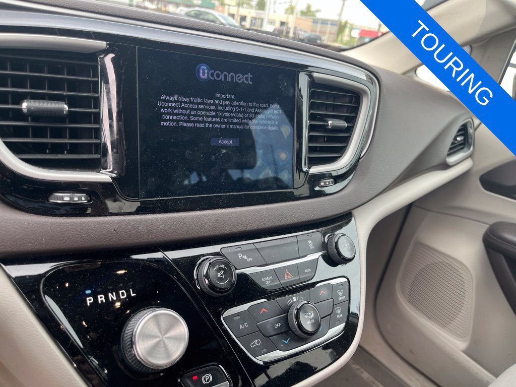 Used 2017 Chrysler Pacifica Touring FWD image 7