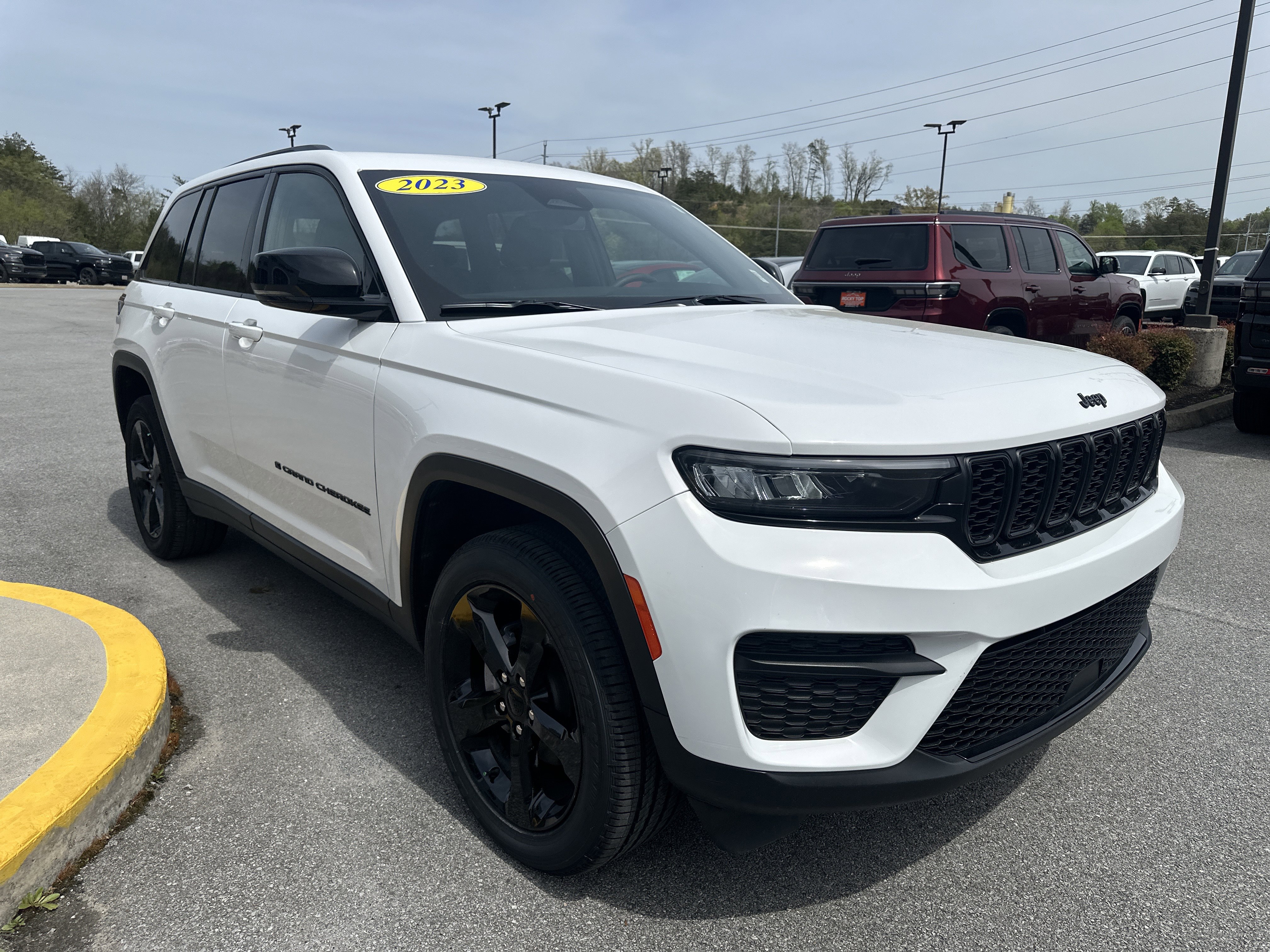 Used 2023 Jeep Grand Cherokee Altitude AWD/4WD image 5
