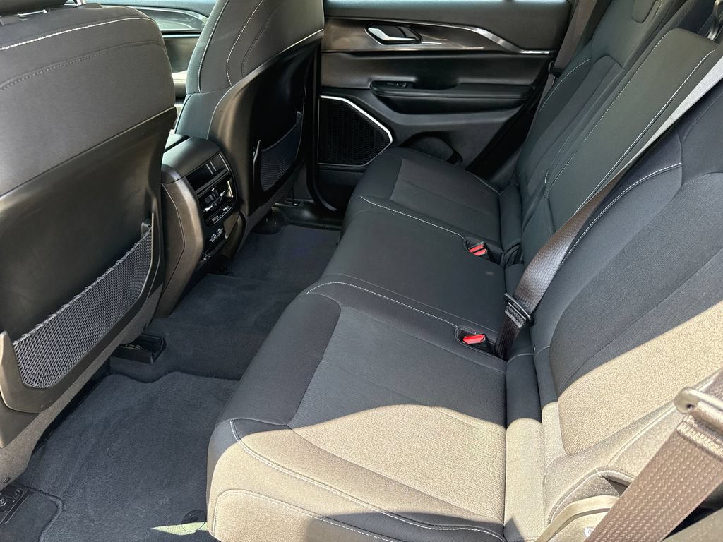 Used 2022 Jeep Grand Cherokee Laredo w/ Luxury Tech Group I RWD image 18