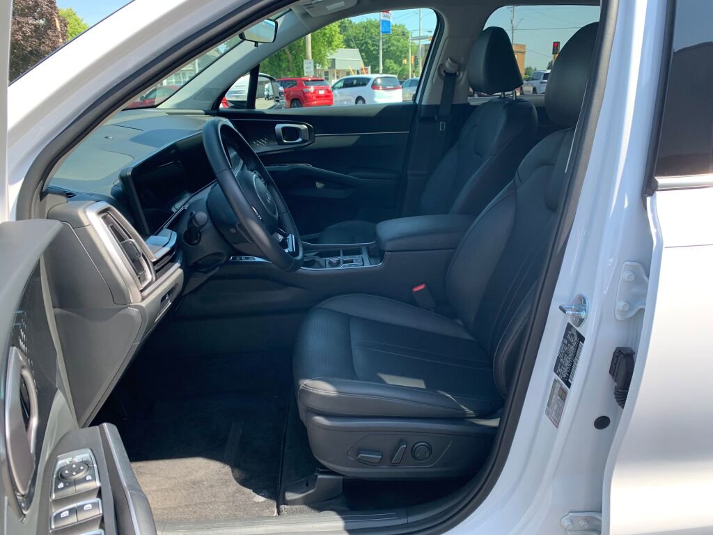 Used 2025 Kia Sorento S image 13