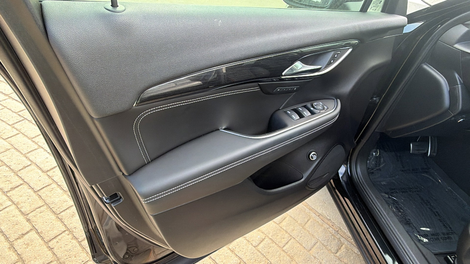 Used 2023 Buick Envision Essence w/ Sport Touring Package image 14