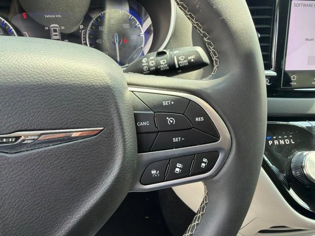 Used 2023 Chrysler Pacifica Touring-L FWD image 31