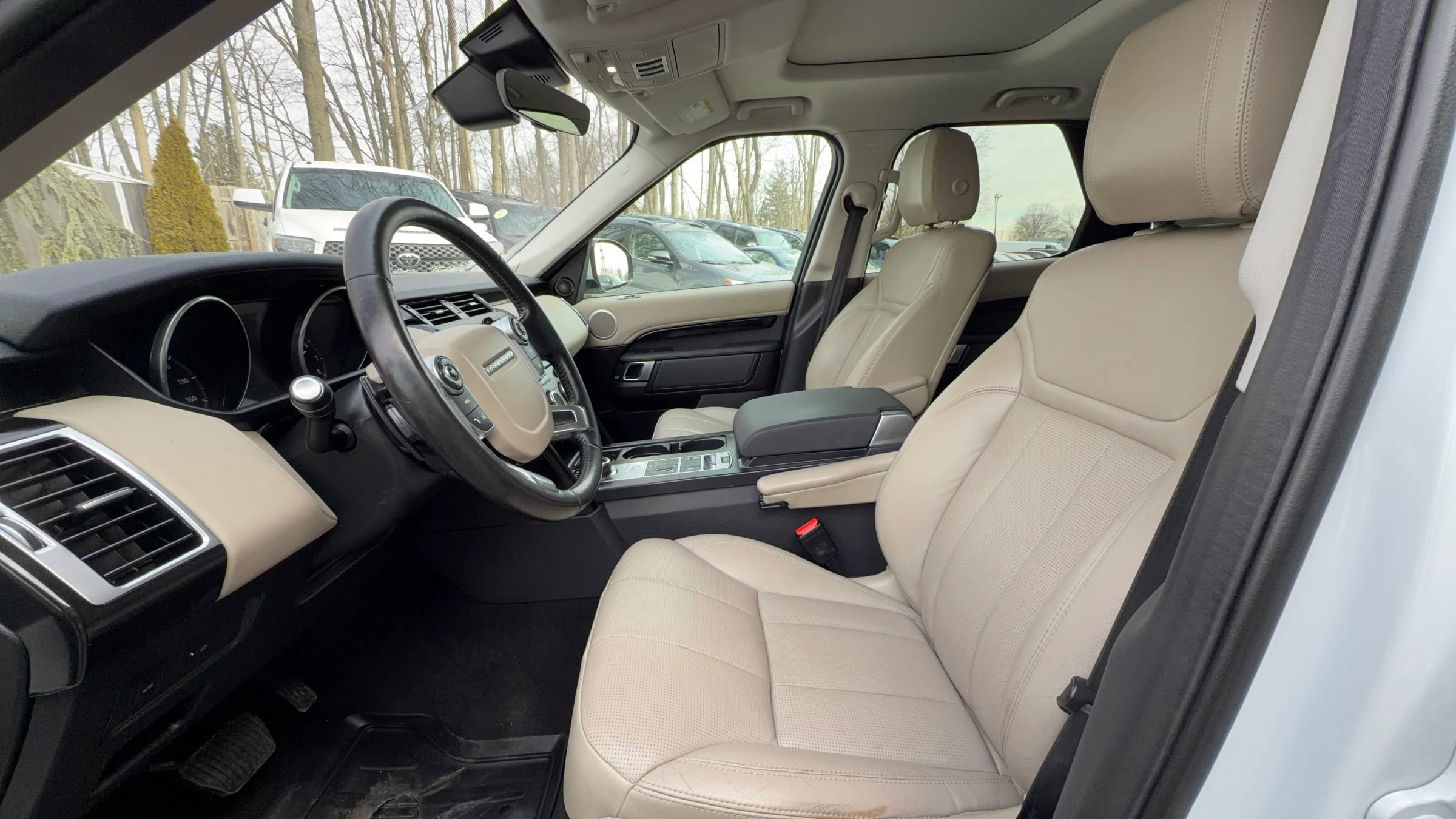 Used 2017 Land Rover Discovery SE image 19