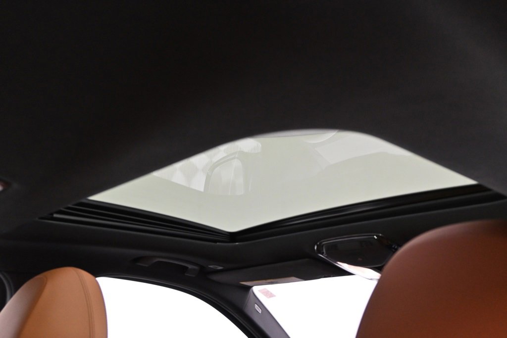 Used 2022 BMW 330i xDrive Sedan w/ Driving Assistance Package image 17