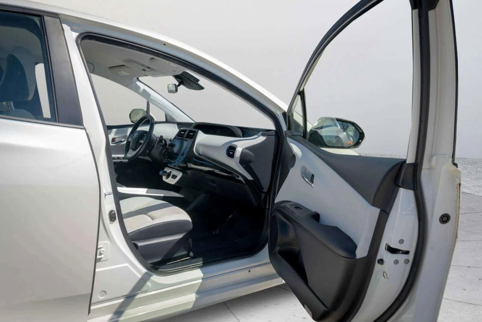 Used 2016 Toyota Prius Two image 17