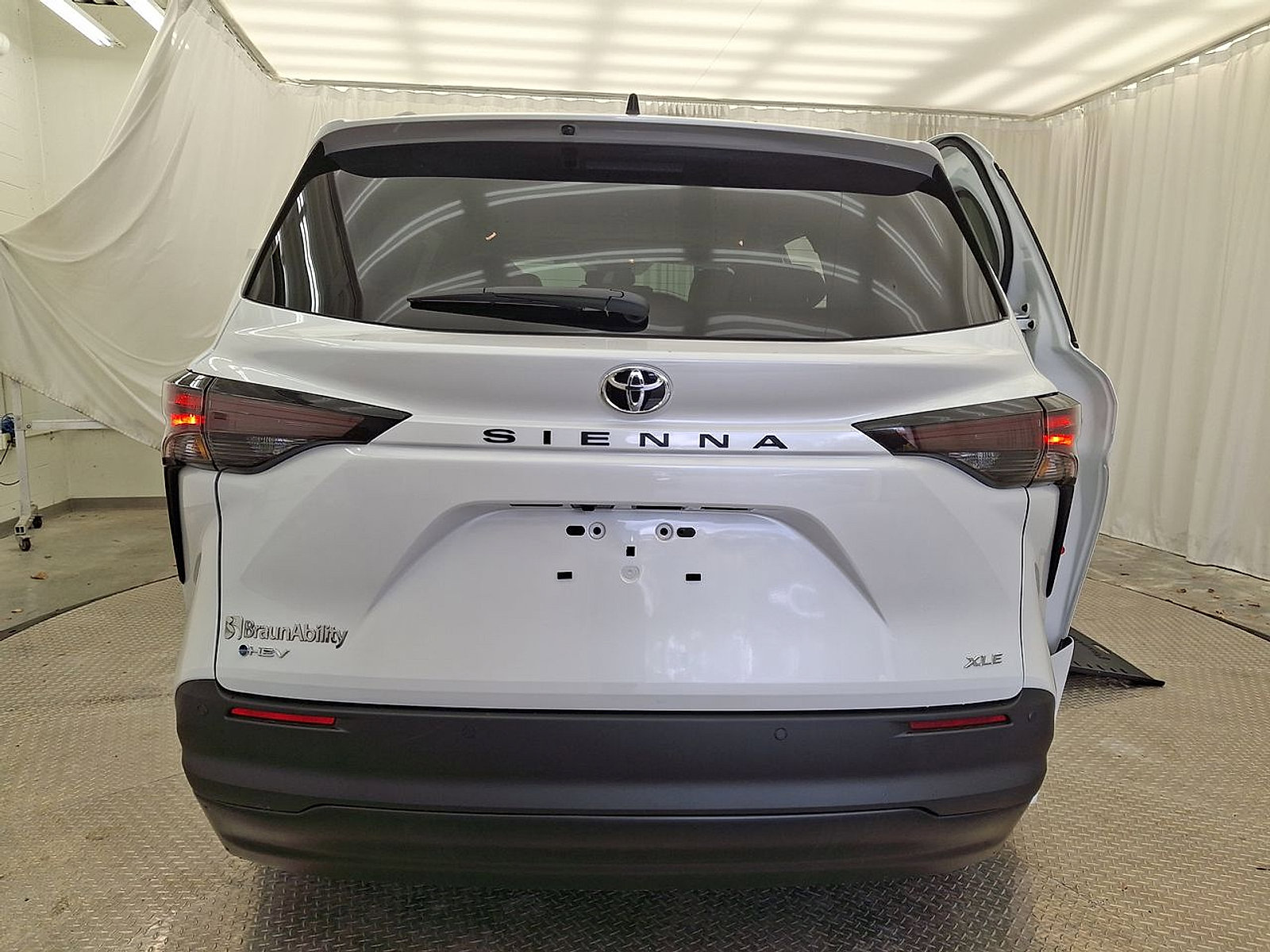 Used 2026 Toyota Sienna XLE FWD image 23