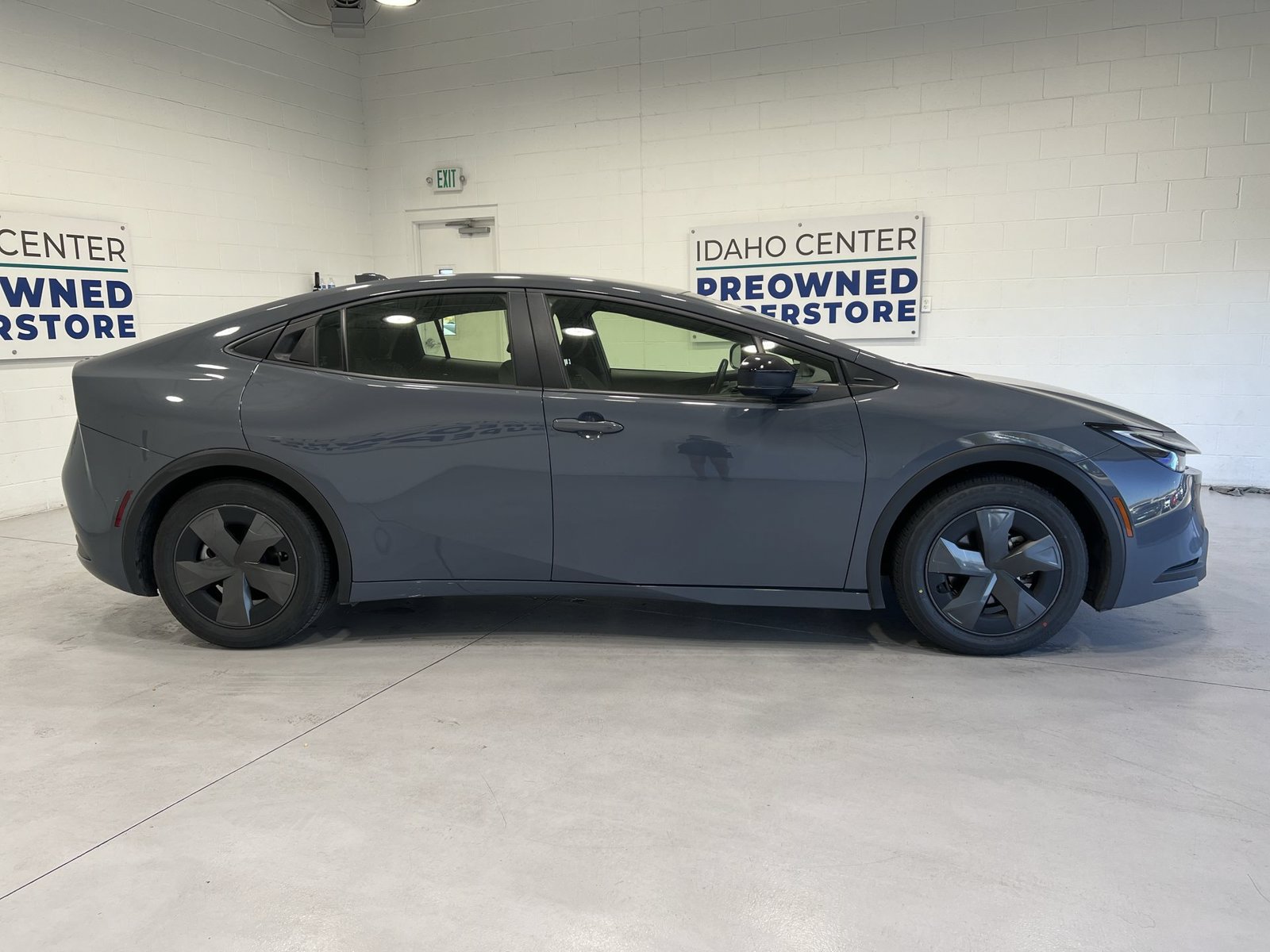 Used 2025 Toyota Prius LE FWD image 9