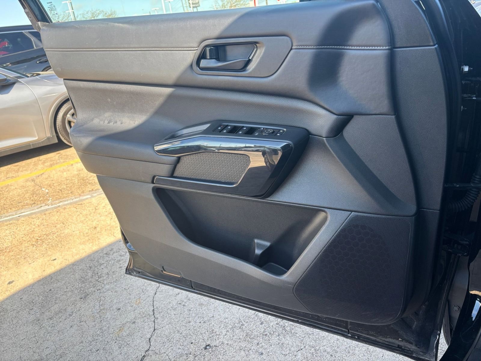 Used 2025 Nissan Pathfinder SV image 18