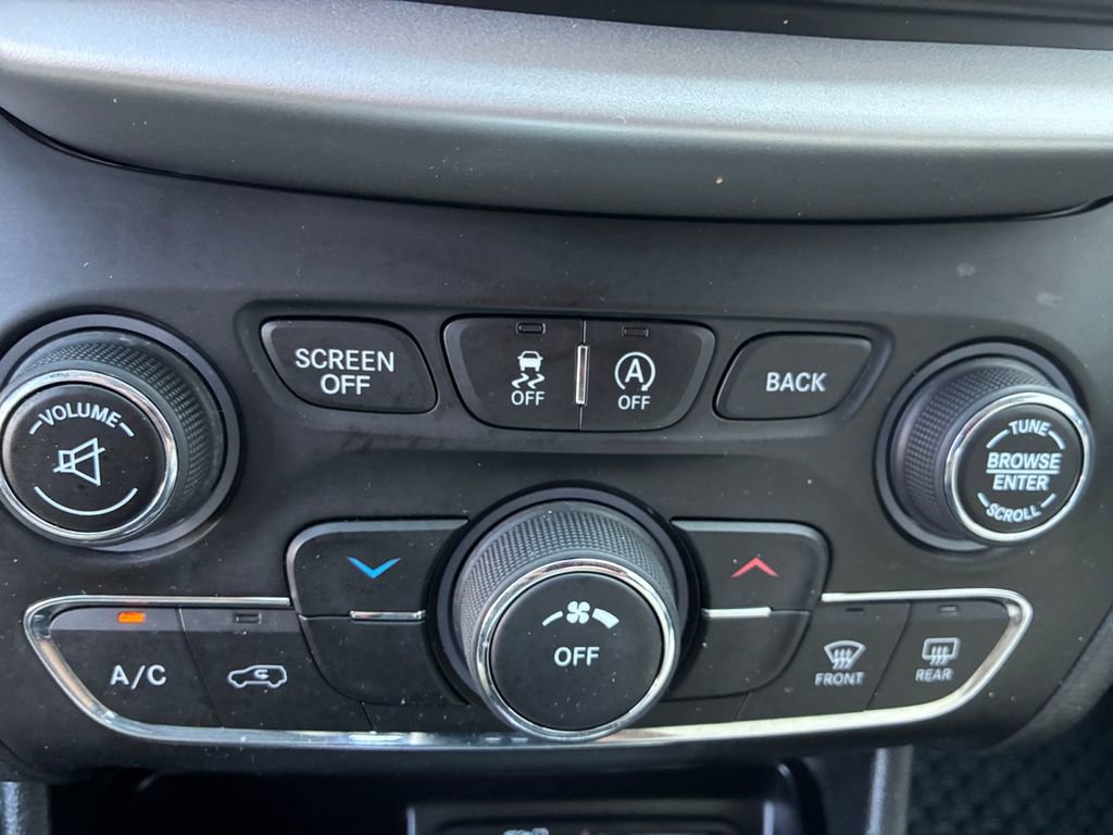 Used 2015 Jeep Cherokee Latitude w/ Cold Weather Group image 12