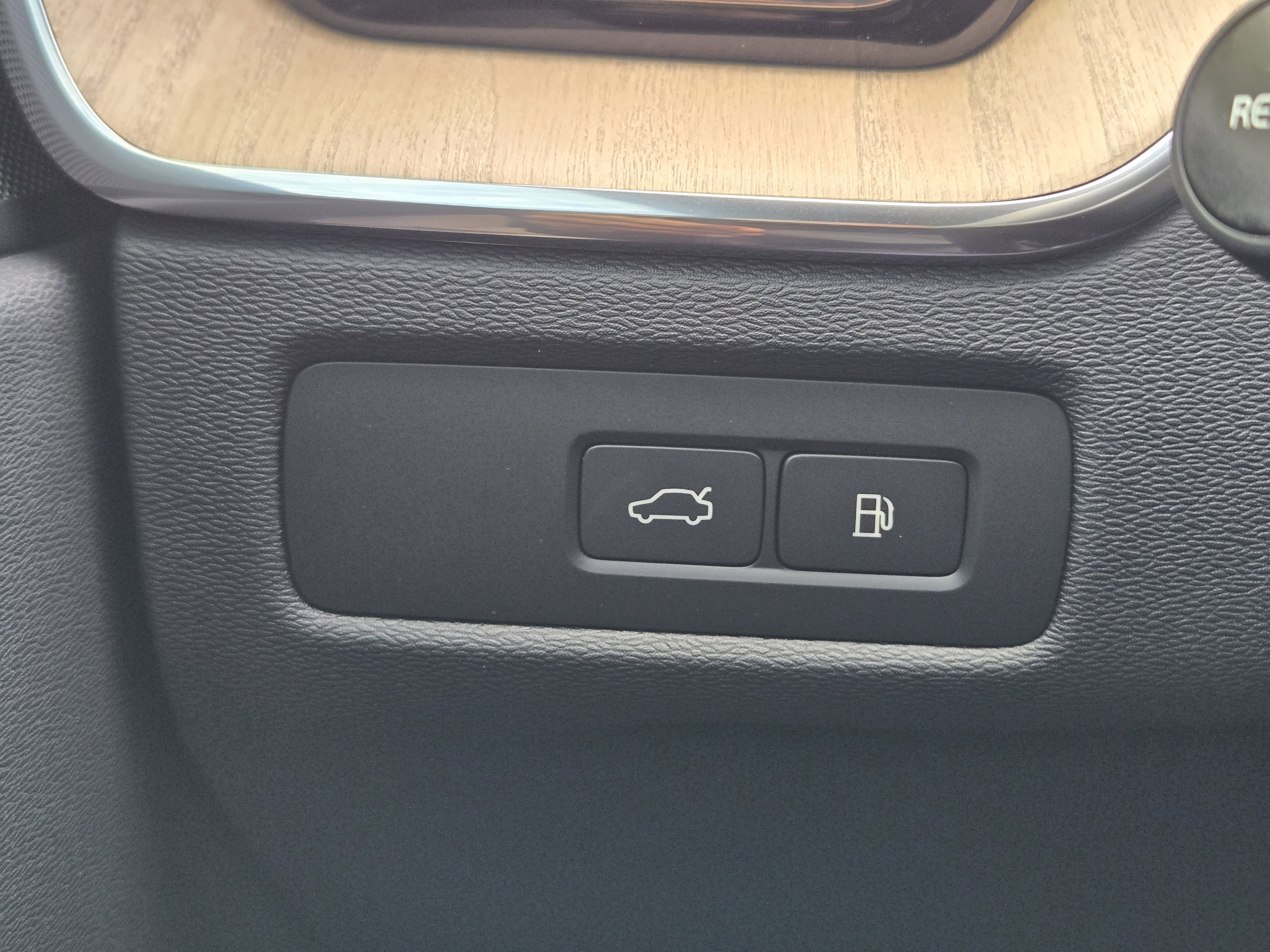 New 2026 Volvo XC60 T8 Plus w/ Protection Package Premier image 24