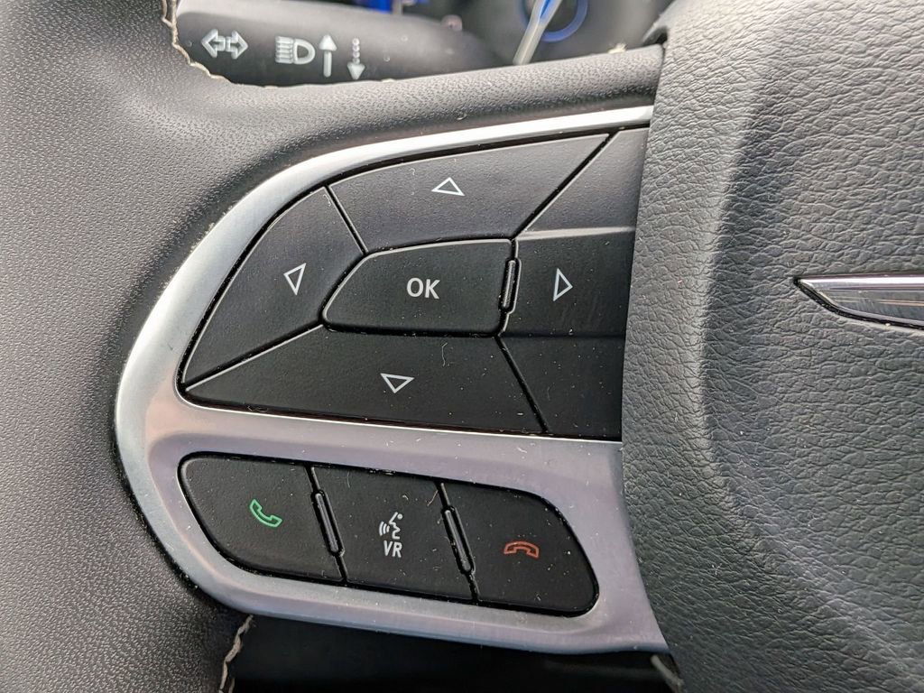 Used 2025 Chrysler Pacifica Select image 19