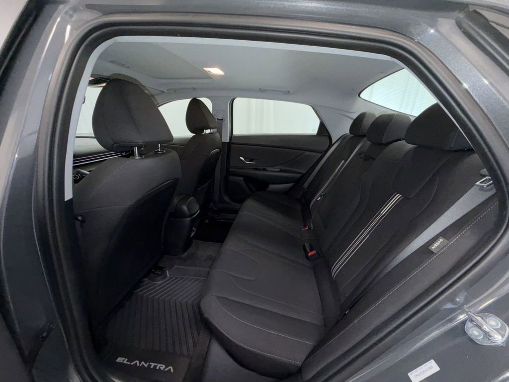 Used 2025 Hyundai Elantra SEL image 12