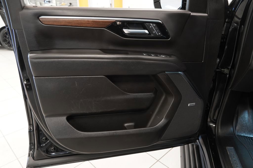 Used 2025 Chevrolet Suburban High Country AWD/4WD image 20