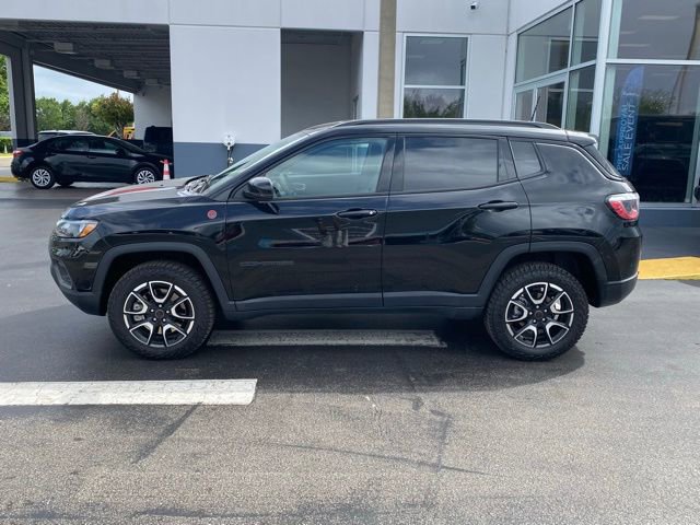 Used 2025 Jeep Compass Trailhawk image 6