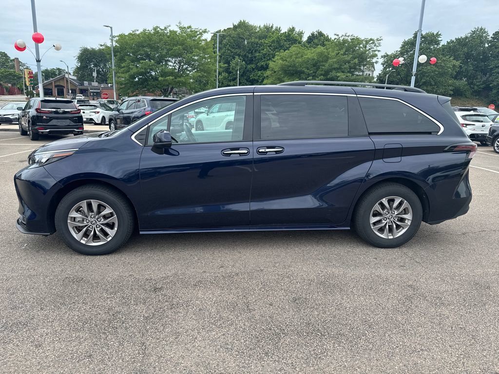 Used 2026 Toyota Sienna XLE FWD image 4