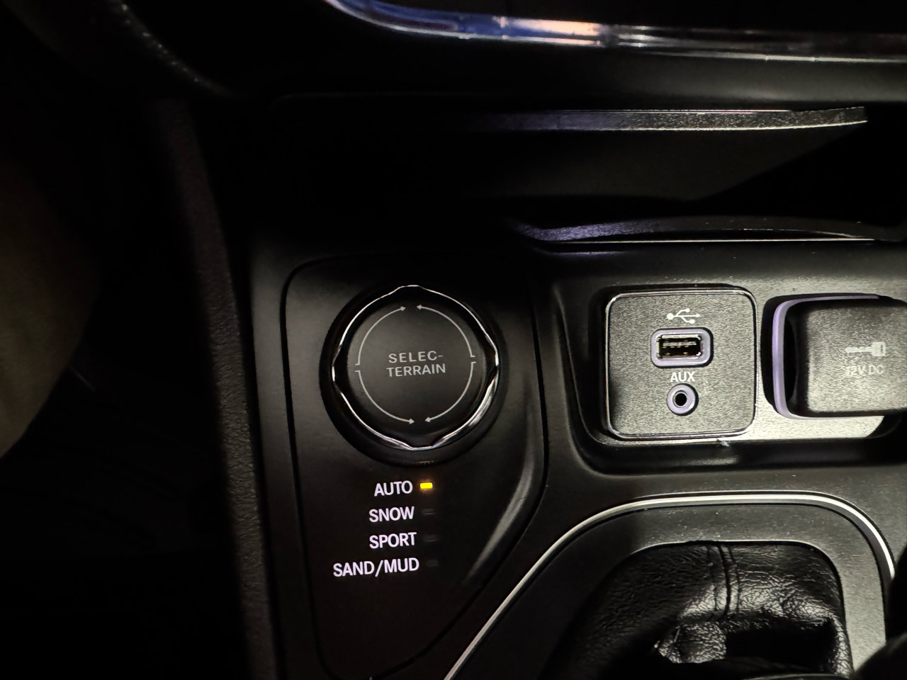 Used 2019 Jeep Cherokee Latitude Plus w/ Comfort/Convenience Group image 12