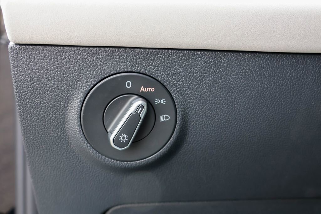 Used 2025 Volkswagen Taos SE image 18