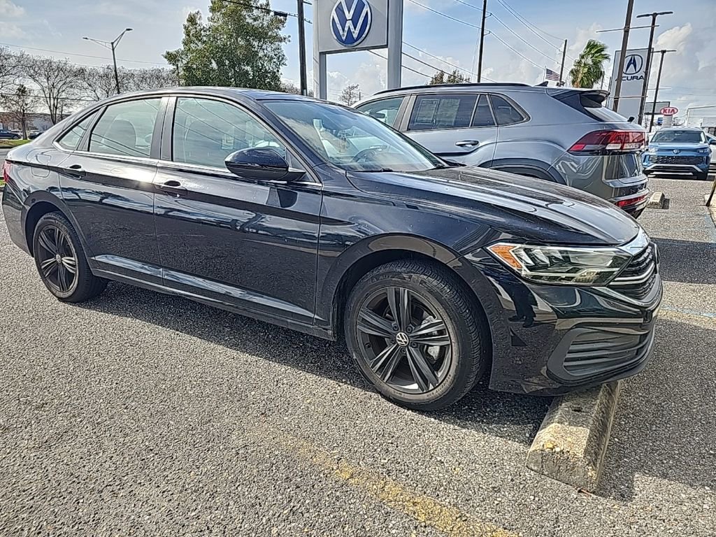 Used 2023 Volkswagen Jetta SE w/ Panoramic Sunroof Package image 2
