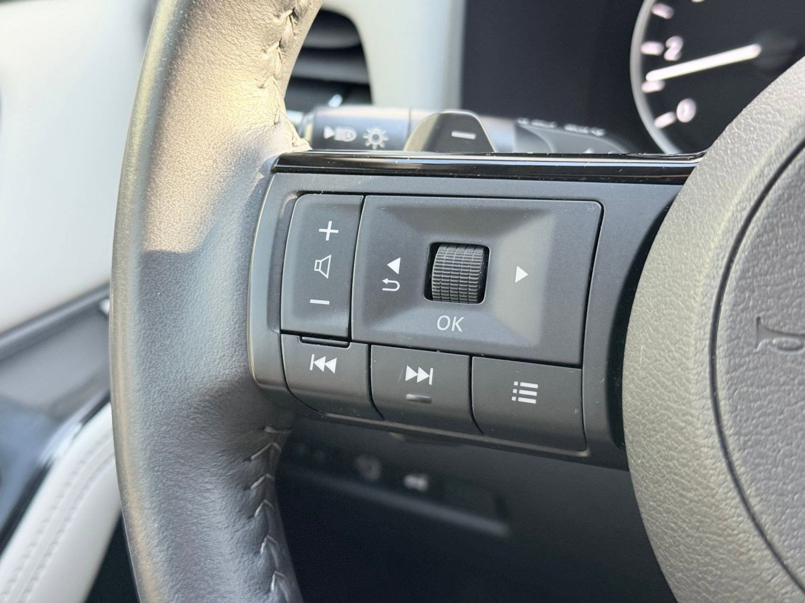 Used 2023 Nissan Rogue SL w/ SL Premium Package image 16